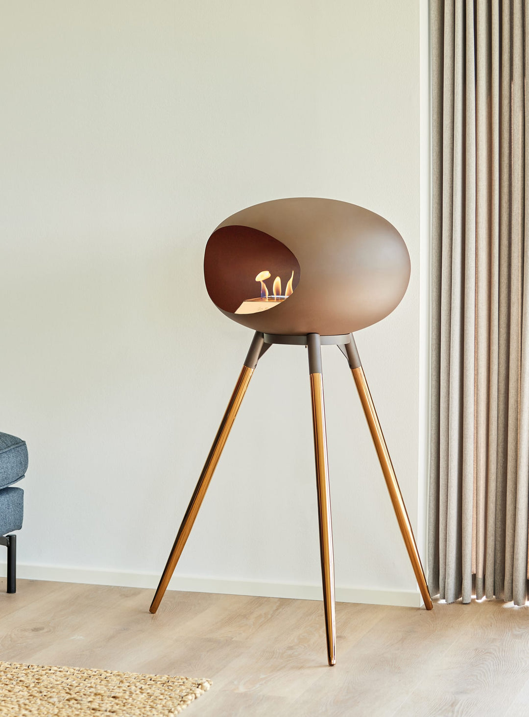 Foyer Le Feu Ground High Dome Mocca : feu écologique et chaleur raffinée.