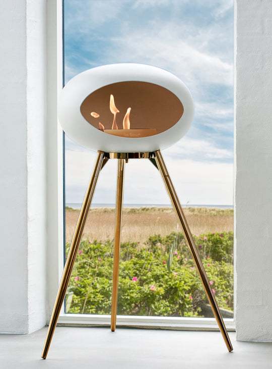 Foyer Ground High Dome blanc Le Feu : feu d’ambiance et esthétique chic.