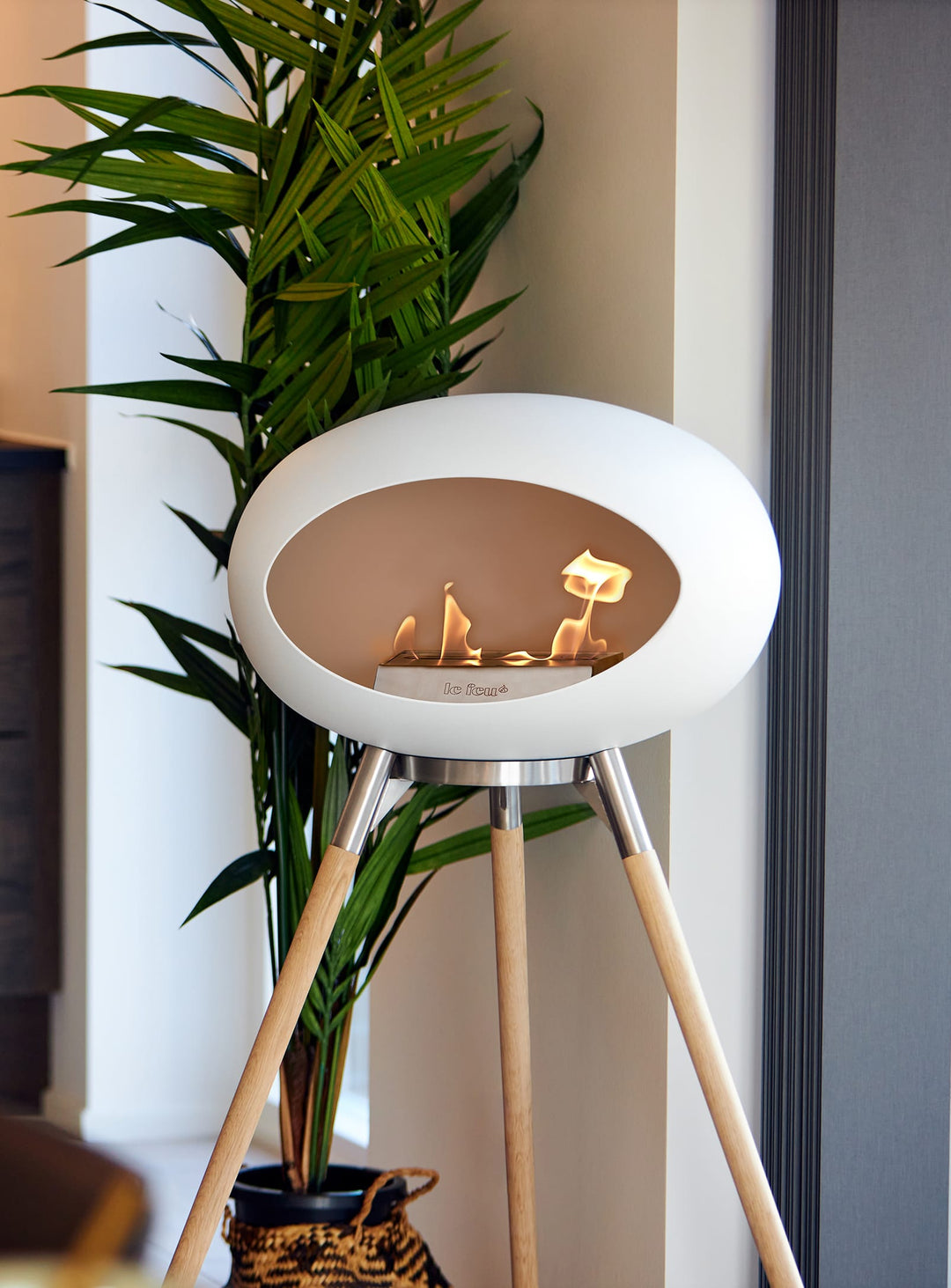 Foyer Ground High Dome blanc de Le Feu : minimalisme et confort chaleureux.