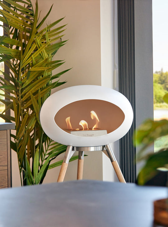Foyer design Le Feu Ground High Dome : pureté blanche et feu durable.