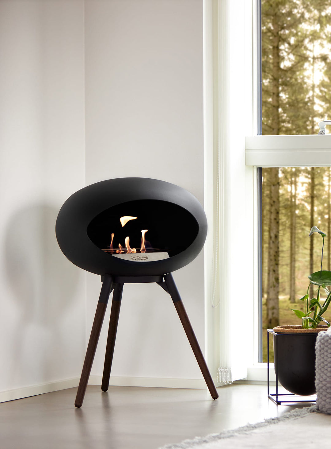 Foyer Ground Low Dome noir de Le Feu : design épuré et chaleur authentique.