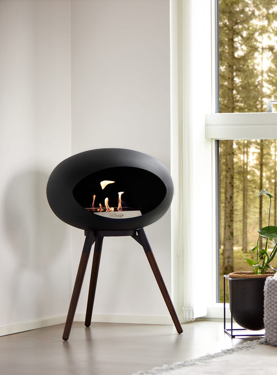 Foyer Ground Low Dome noir de Le Feu : design épuré et chaleur authentique.