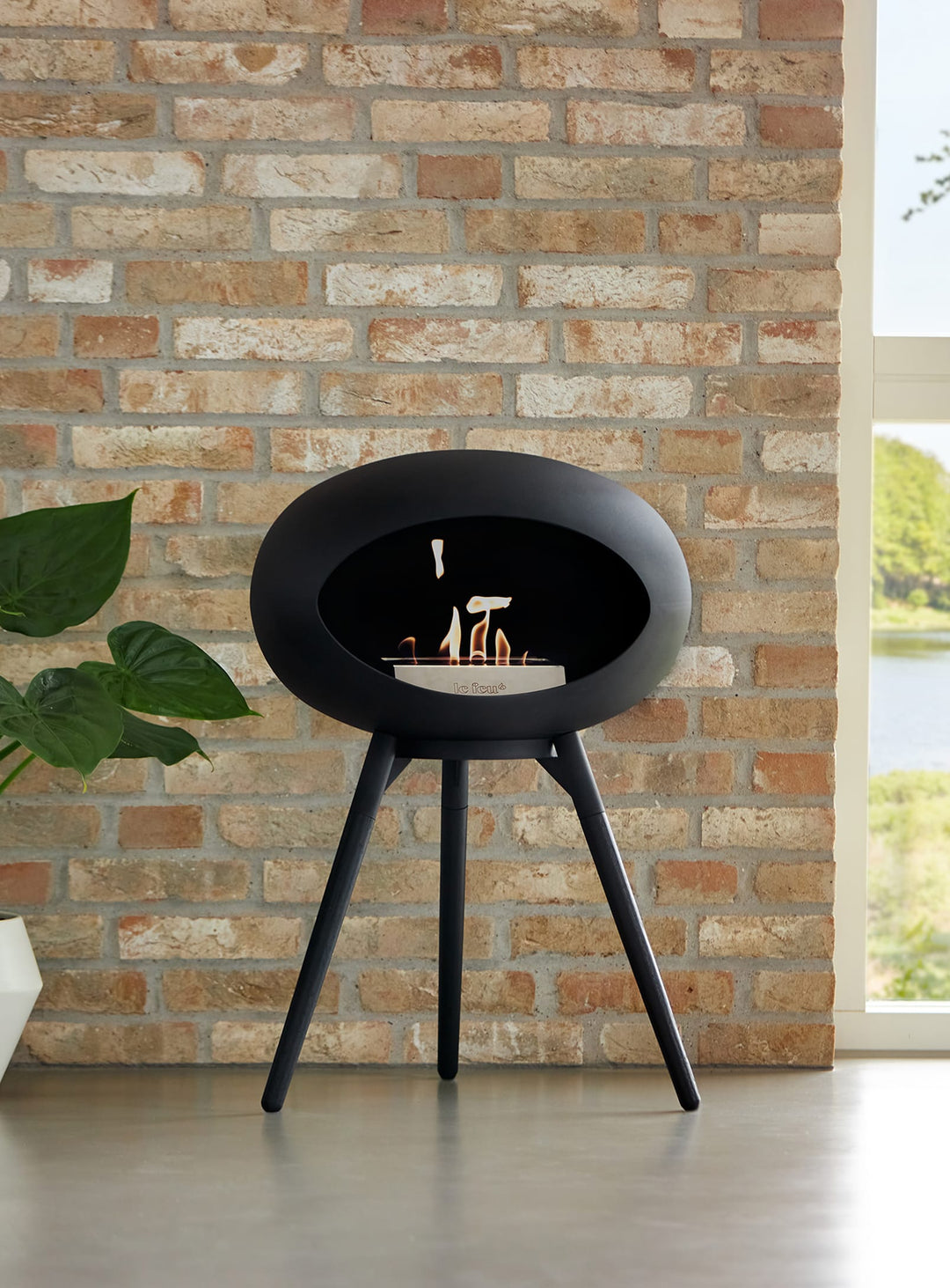 Ground Low Dome noir de Le Feu : chaleur douce, design pur et présence affirmée.