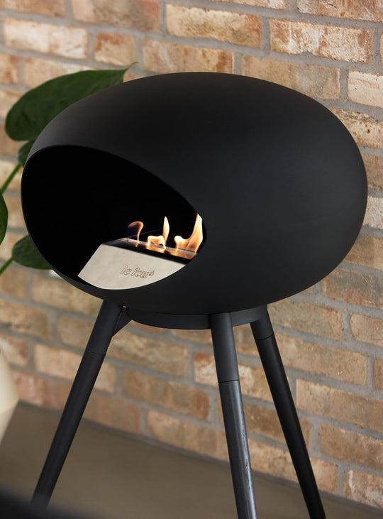 Le foyer Ground Low Dome noir Le Feu : l’équilibre parfait entre style et confort.