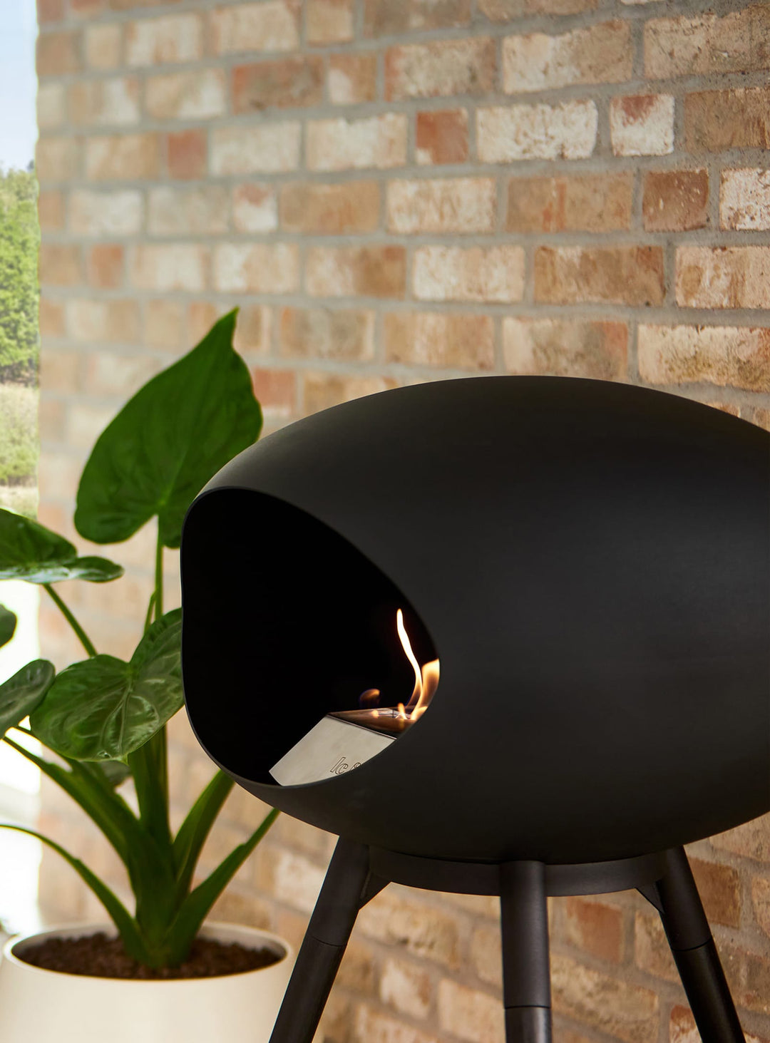 Sublimez vos soirées avec le Ground Low Dome noir Le Feu, compact et raffiné.