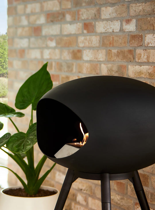 Sublimez vos soirées avec le Ground Low Dome noir Le Feu, compact et raffiné.