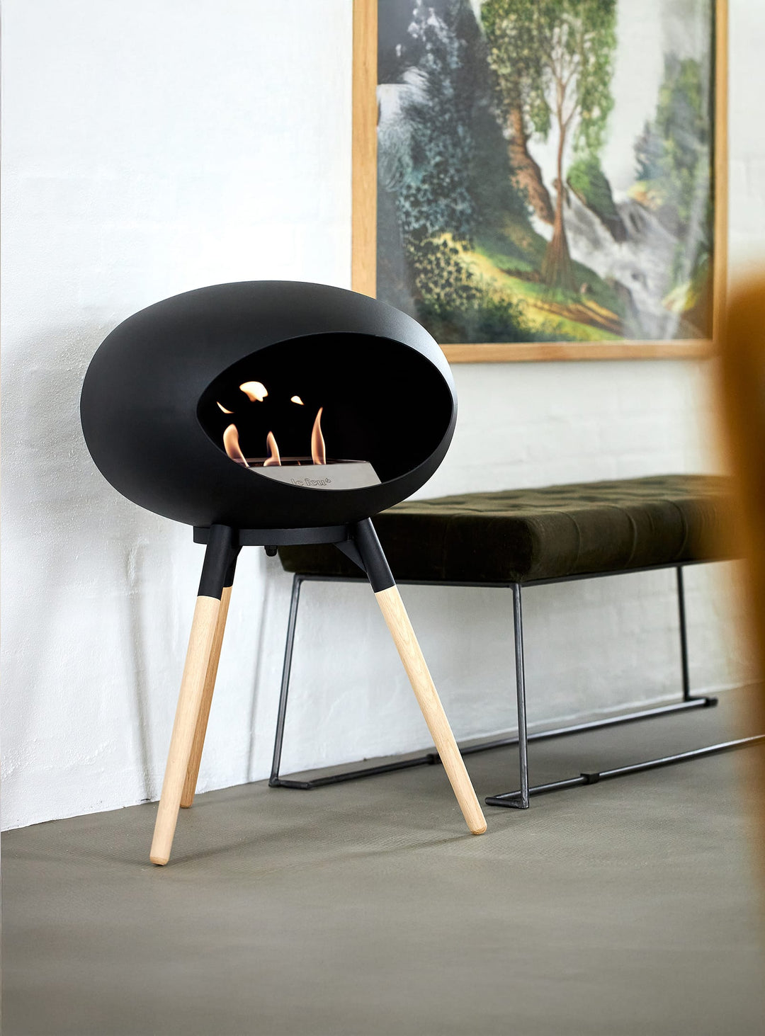 Créez une ambiance chic et apaisante avec le foyer Ground Low Dome noir Le Feu.
