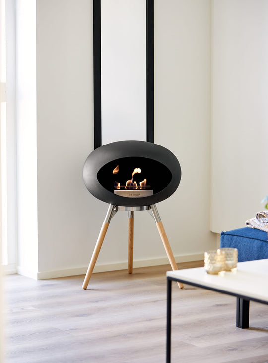 Le Feu Ground Low Dome noir : un feu réel sans fumée, tout en élégance scandinave.