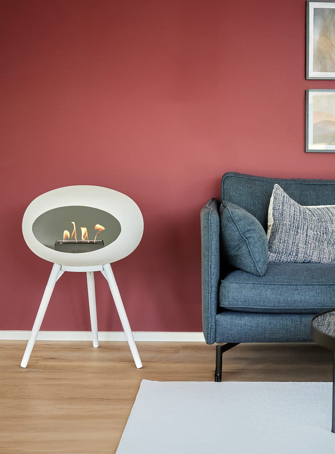 Le foyer Ground Low Dome blanc de Le Feu : design épuré et chaleur douce, sans fumée.