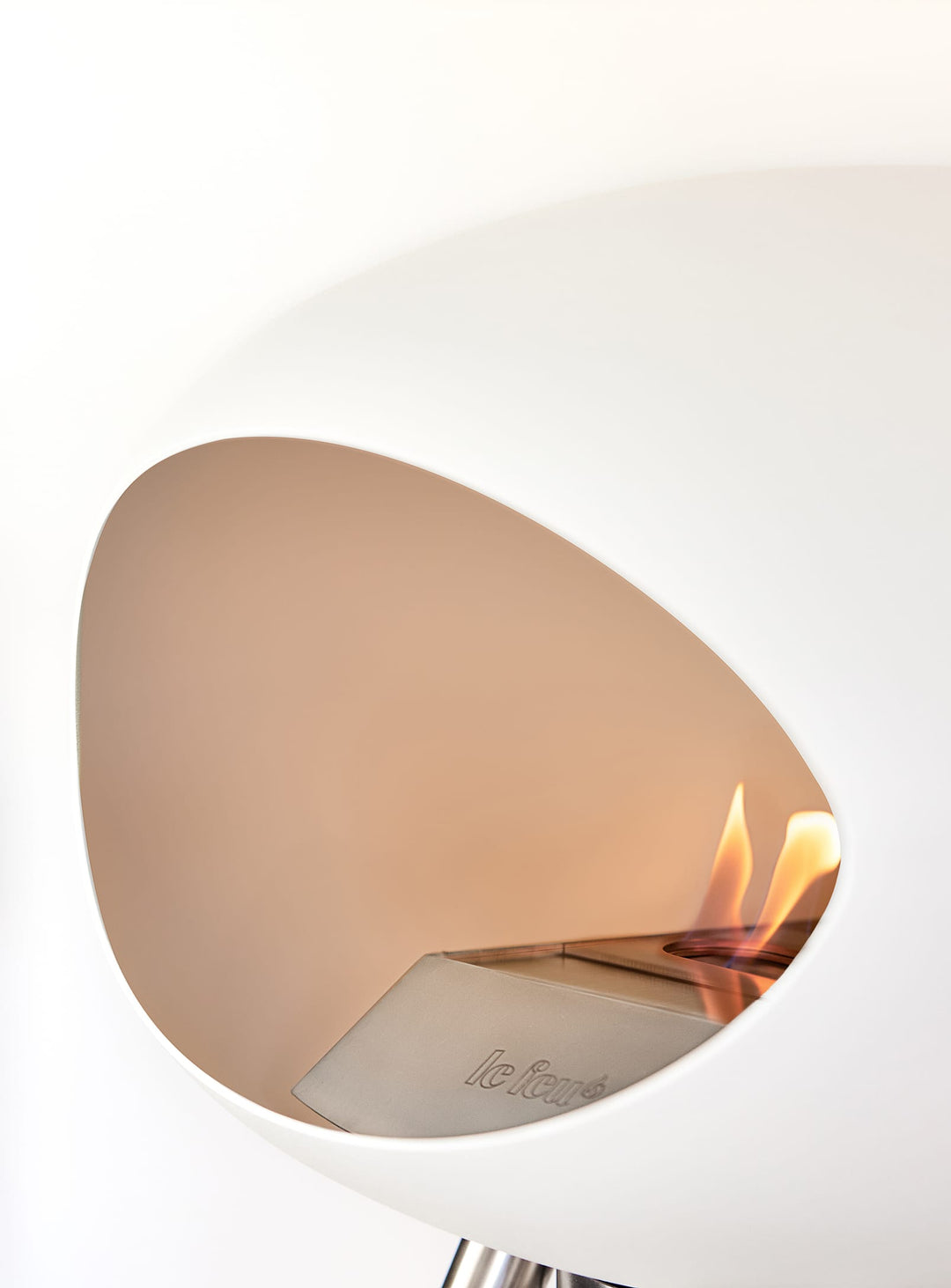 Foyer Ground Low Dome blanc Le Feu : flamme authentique et élégance nordique à la maison.
