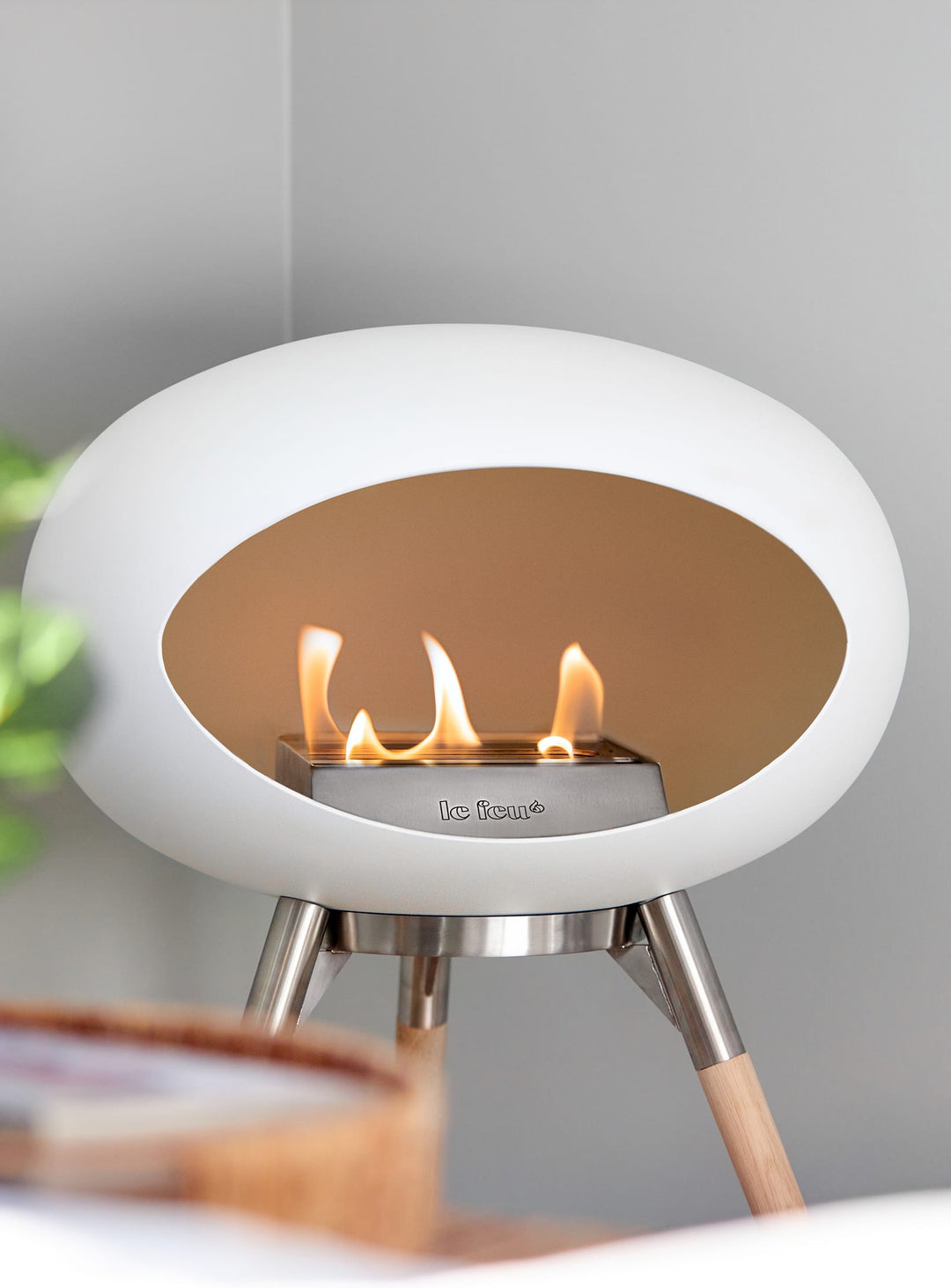 Ground Low Dome blanc de Le Feu : le feu scandinave qui réchauffe avec élégance.