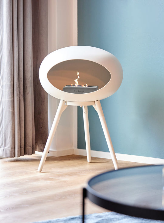 Foyer Ground Low Dome blanc de Le Feu : design scandinave et chaleur douce.