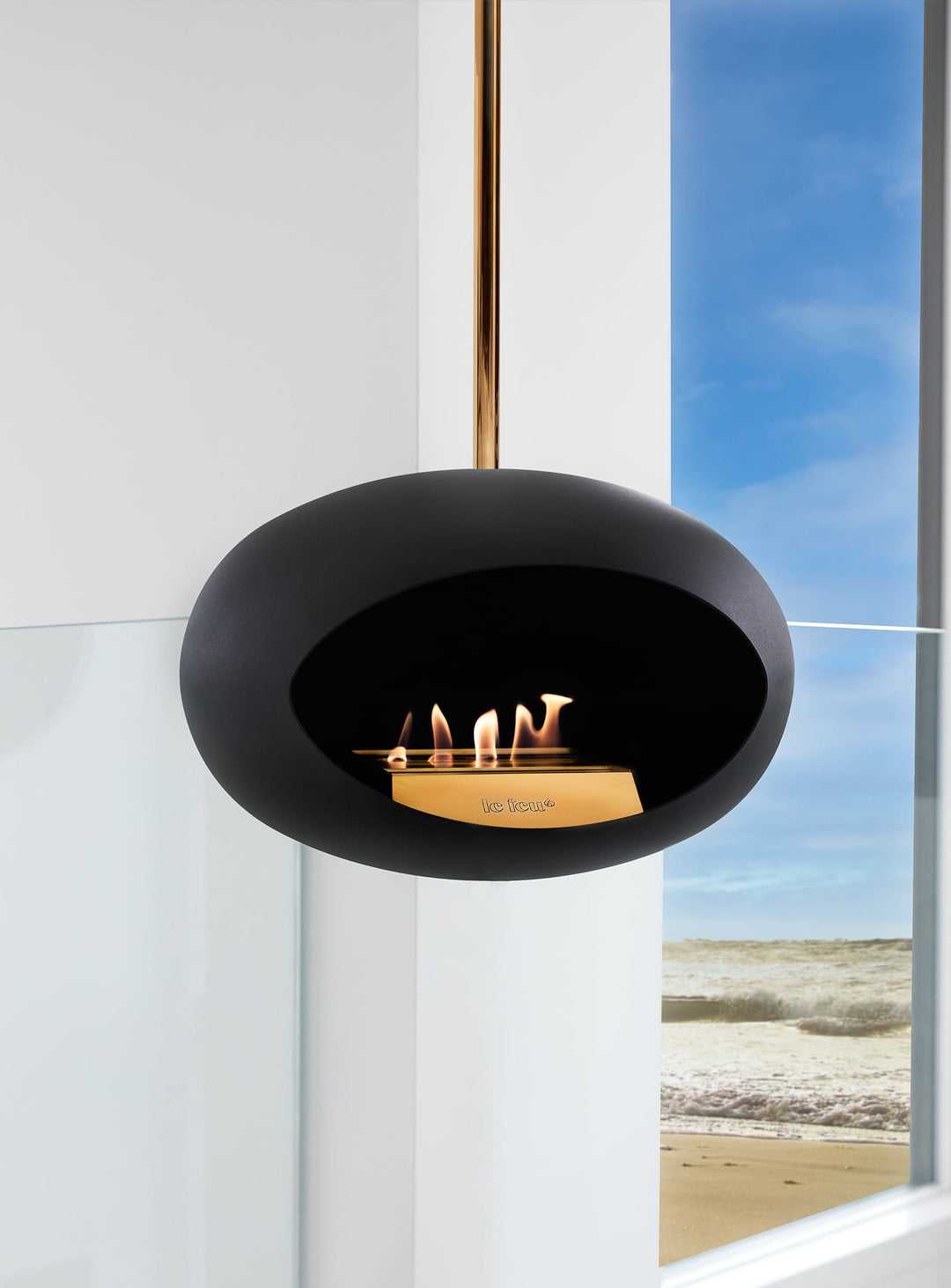Cheminée suspendue Sky Dome noir de Le Feu : contraste mat et flamme éclatante.