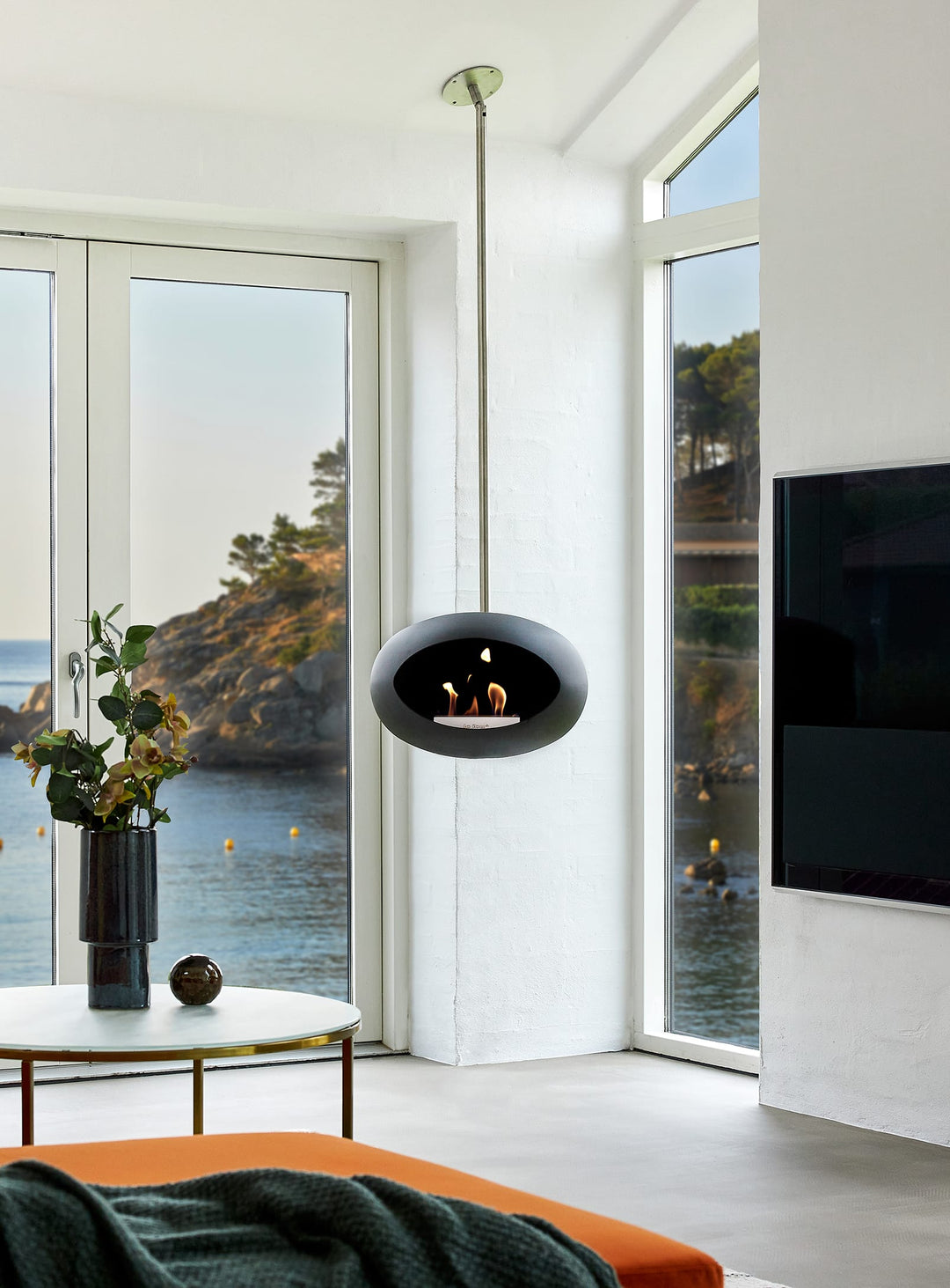 Cheminée suspendue Sky Dome noir de Le Feu : design sobre et spectaculaire.