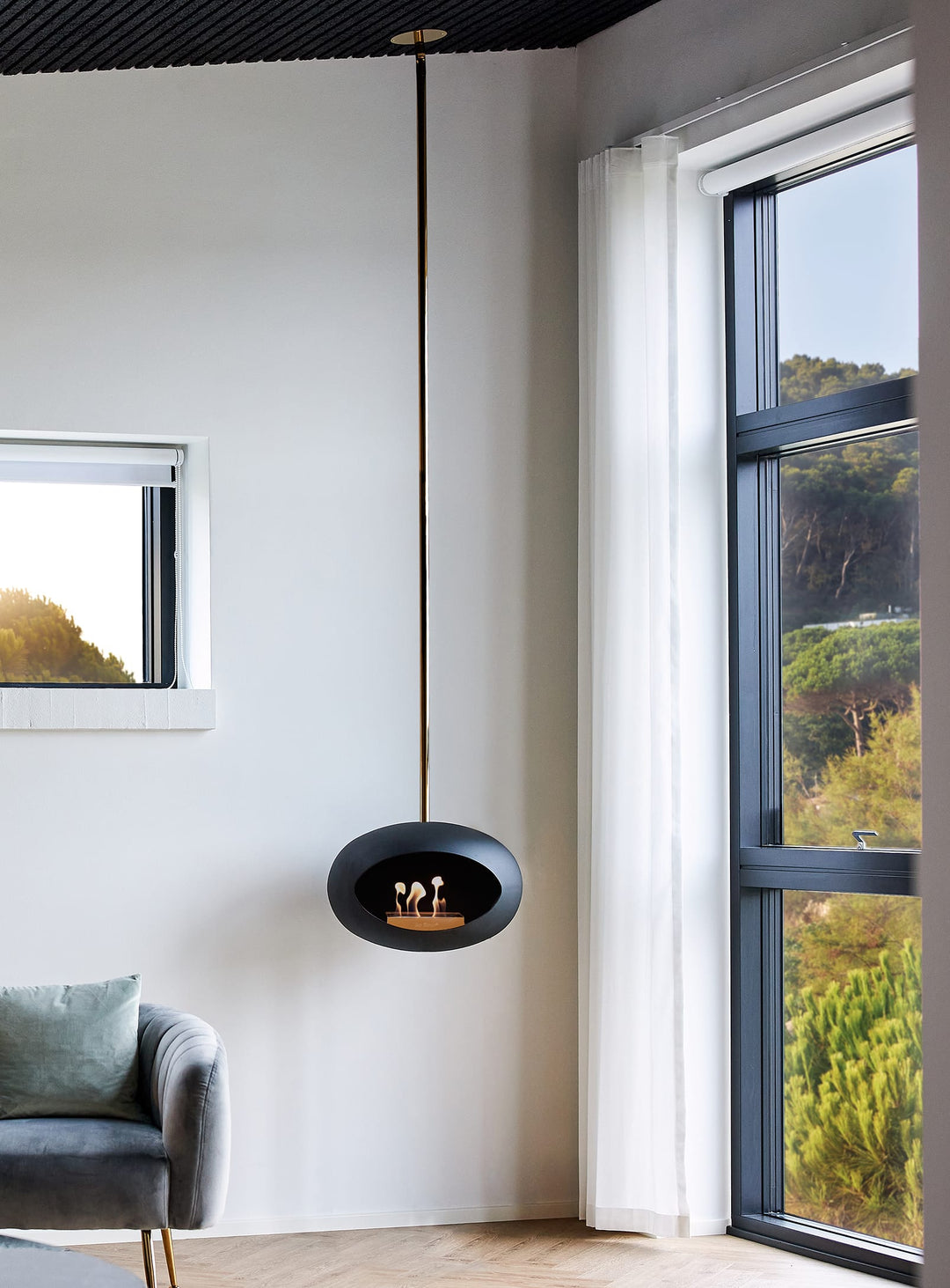 Le Feu Sky Dome noir : cheminée suspendue minimaliste et intemporelle.