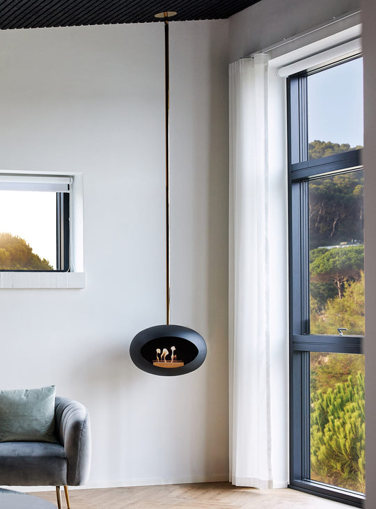 Le Feu Sky Dome noir : cheminée suspendue minimaliste et intemporelle.