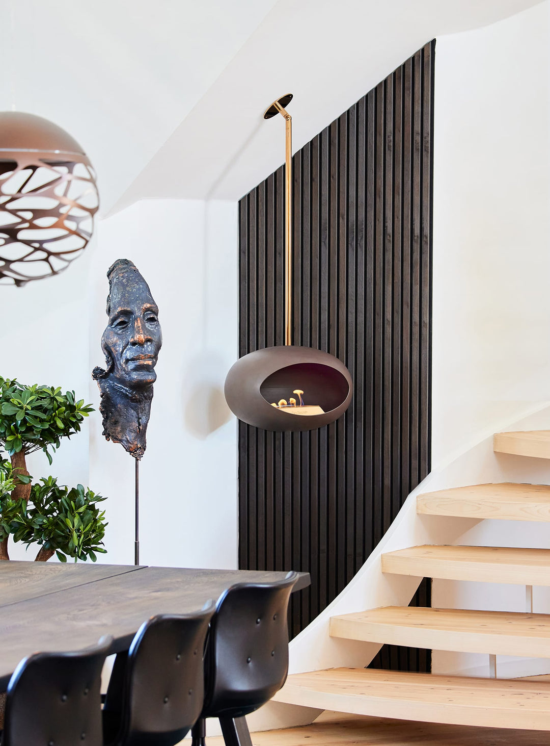 Cheminée suspendue Sky Dome en Mocca de Le Feu : design brun intense et chaleureux.