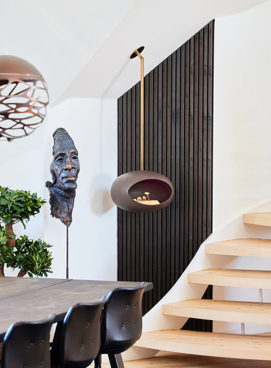 Cheminée suspendue Sky Dome en Mocca de Le Feu : design brun intense et chaleureux.