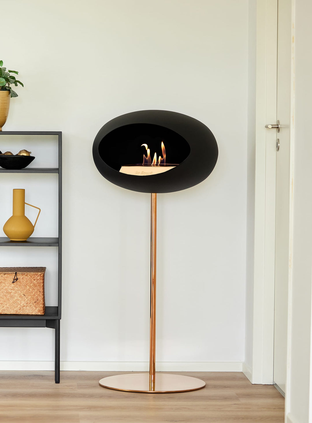 Le Feu High Dome en noir : cheminée autoportante parfaite pour soirées cosy.
