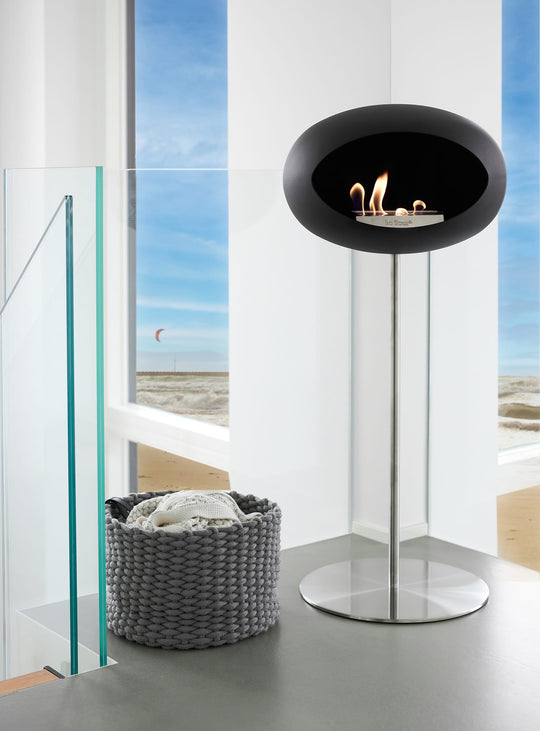 High Dome en noir de Le Feu : cheminée autoportante ambiance feutrée.