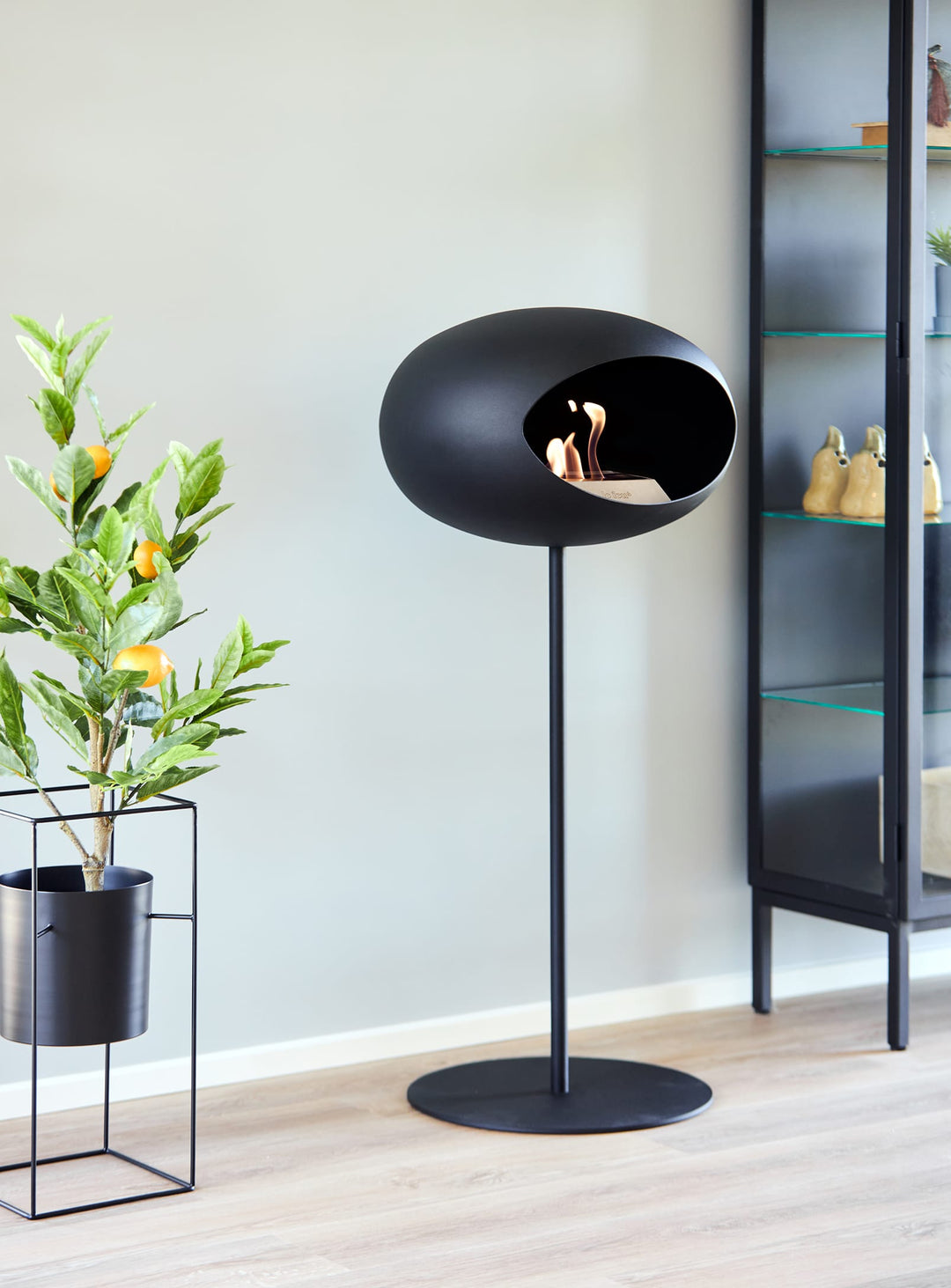 Cheminée autoportante High Dome en noir de Le Feu : élégance intemporelle.