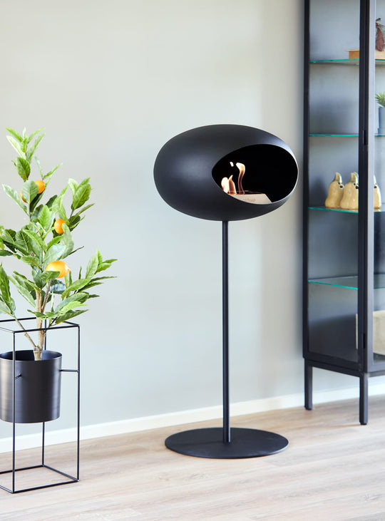 Cheminée autoportante High Dome en noir de Le Feu : élégance intemporelle.