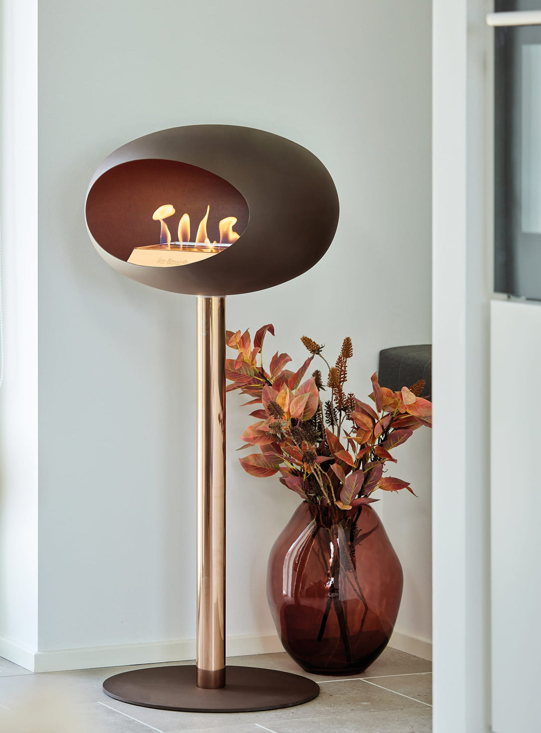 Le Feu High Dome en Mocca : cheminée autoportante fine ou affirmée.