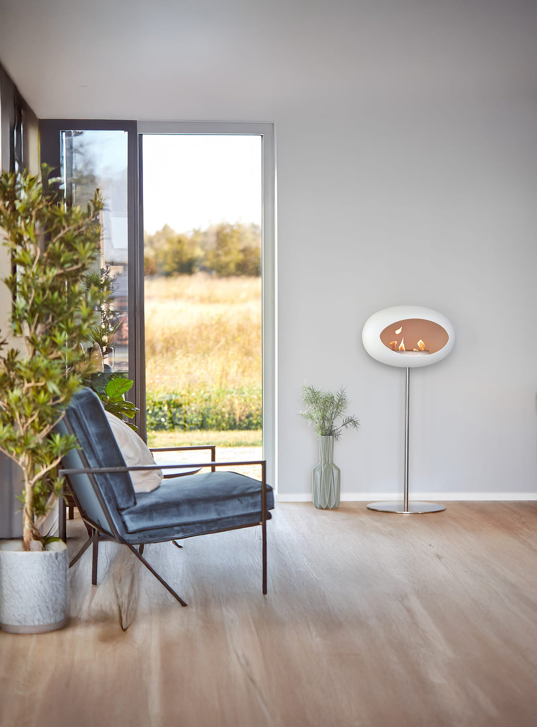 High Dome blanc de Le Feu : cheminée autoportante fine ou plus affirmée.