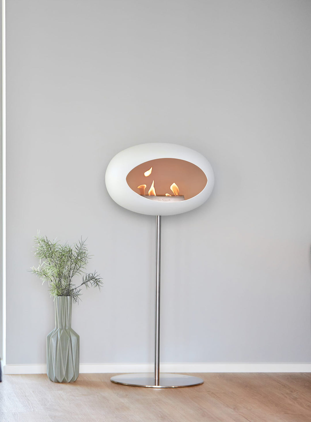 Cheminée autoportante High Dome blanc de Le Feu : élégance pure et moderne.