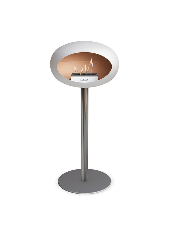 Cheminée autoportante High Dome blanc de Le Feu : idéale pour séjour lumineux.