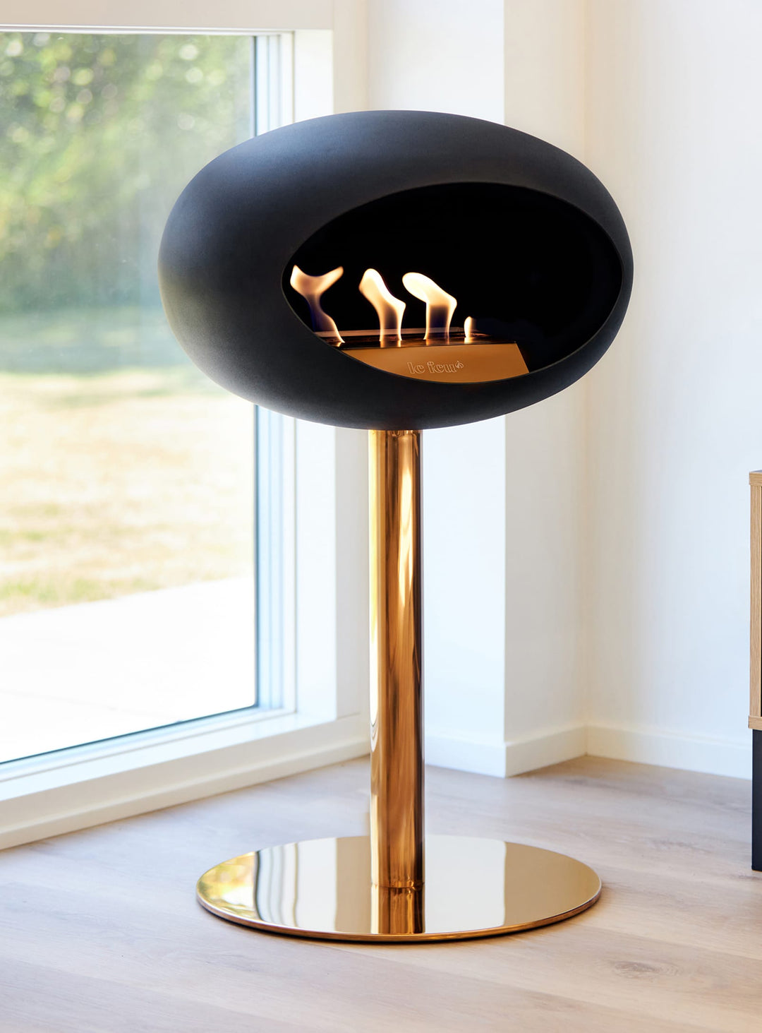 Low Dome en Noir de Le Feu : cheminée autoportante ambiance feutrée.