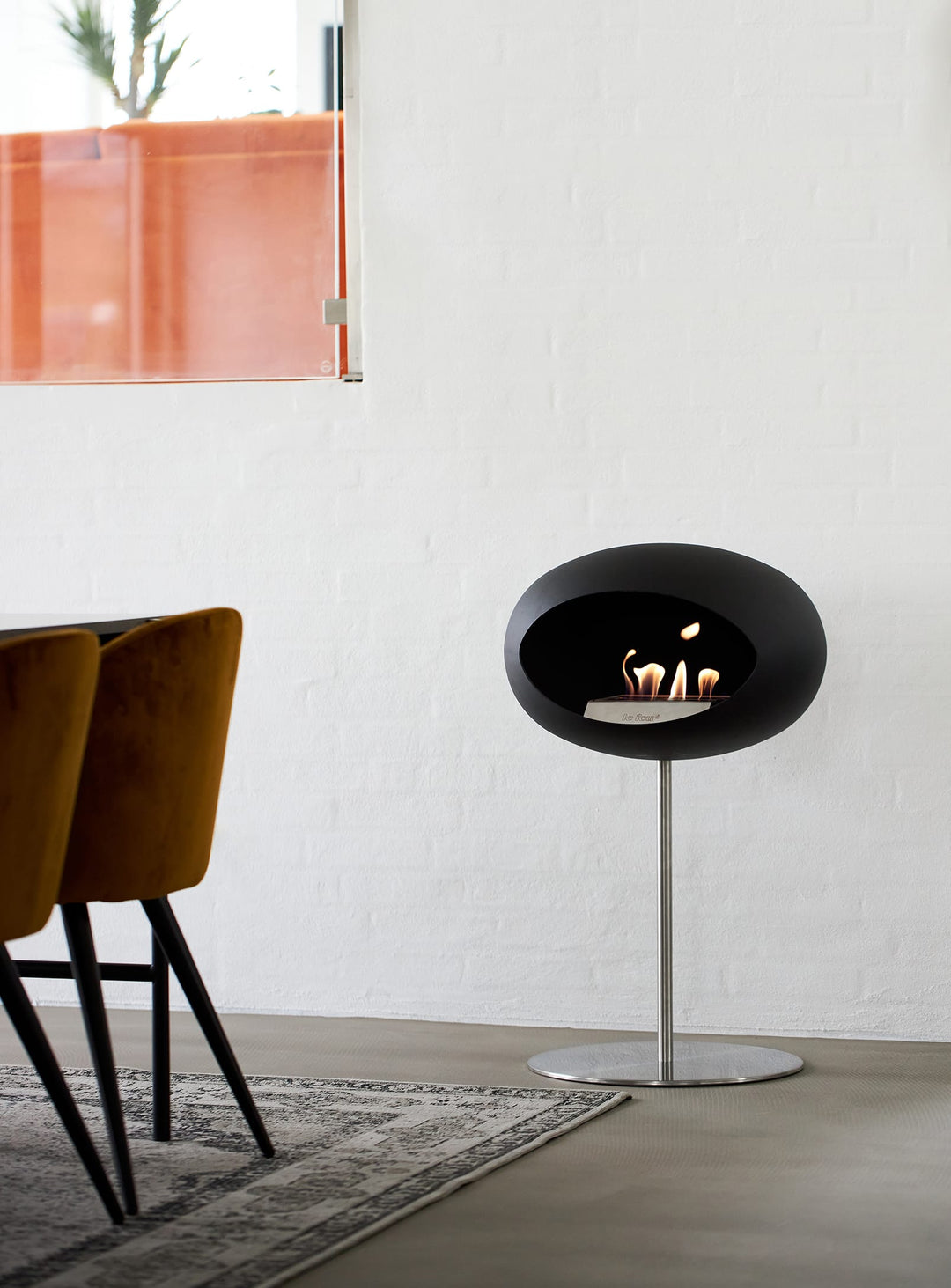 Cheminée autoportante Low Dome en Noir de Le Feu : chaleur douce et chic.