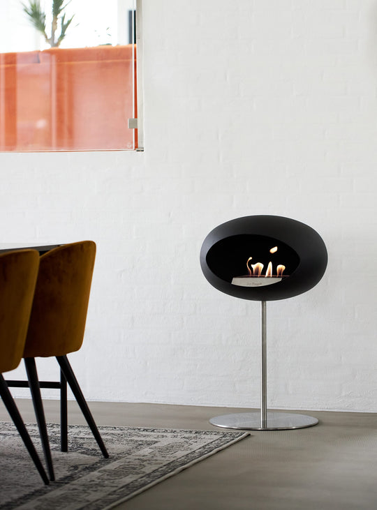 Cheminée autoportante Low Dome en Noir de Le Feu : chaleur douce et chic.