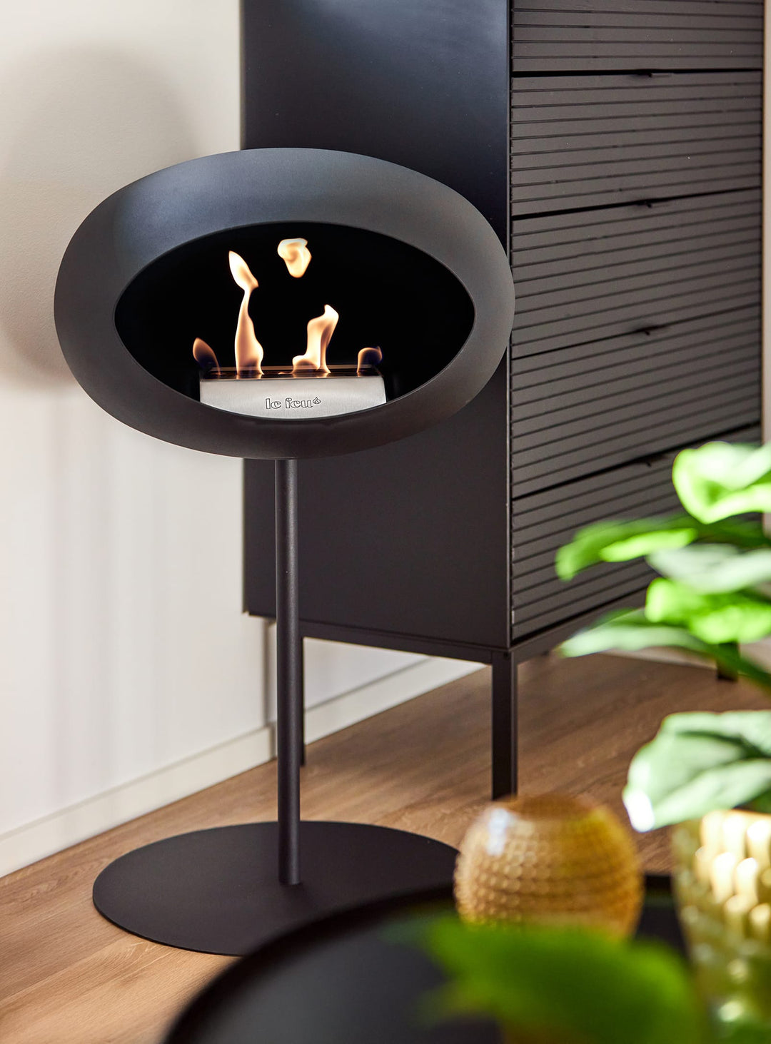 Le Feu Low Dome en Noir : cheminée autoportante idéale soirées cosy.