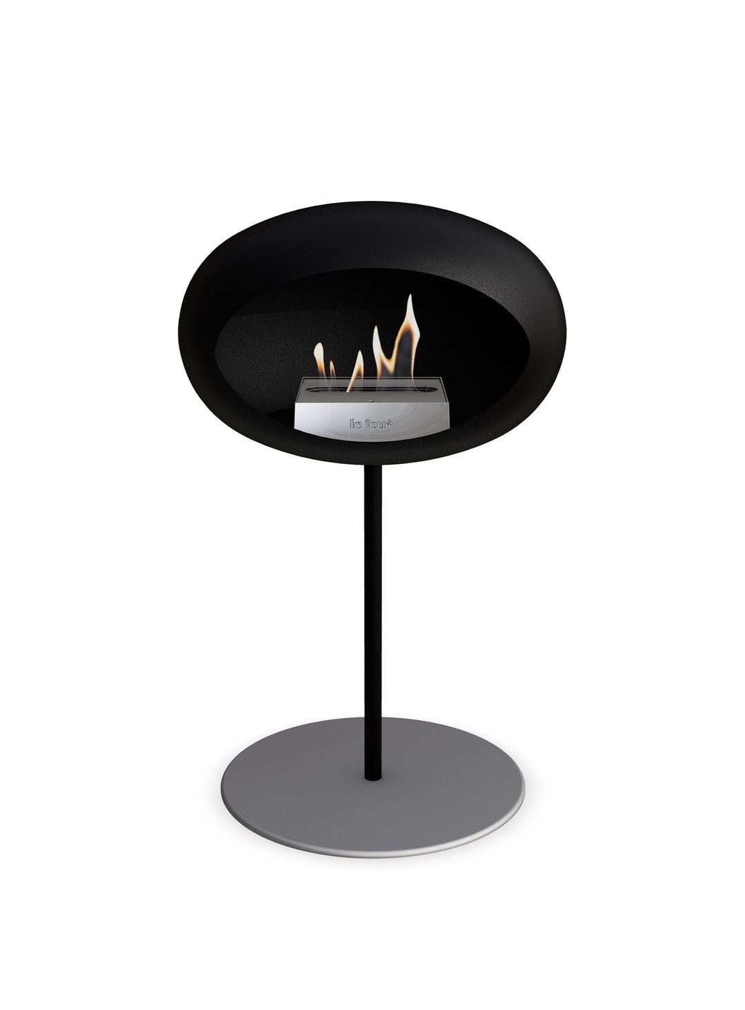 Le Feu Low Dome en Noir : cheminée autoportante chaleur conviviale.