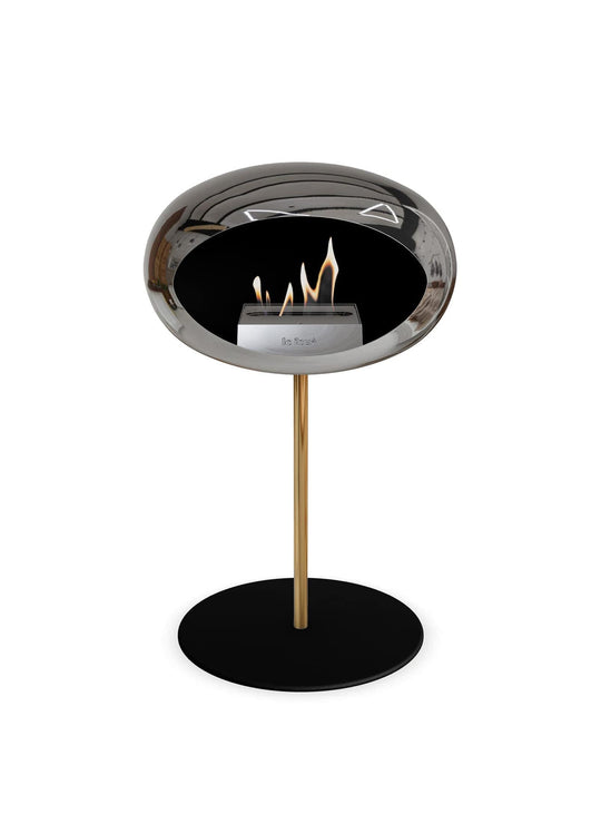 Foyer design Low Dome Le Feu : feu pur et reflets chromés.