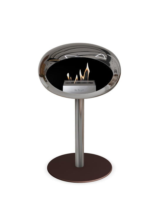 Foyer Low Dome argent de Le Feu : feu apaisant et allure chic.