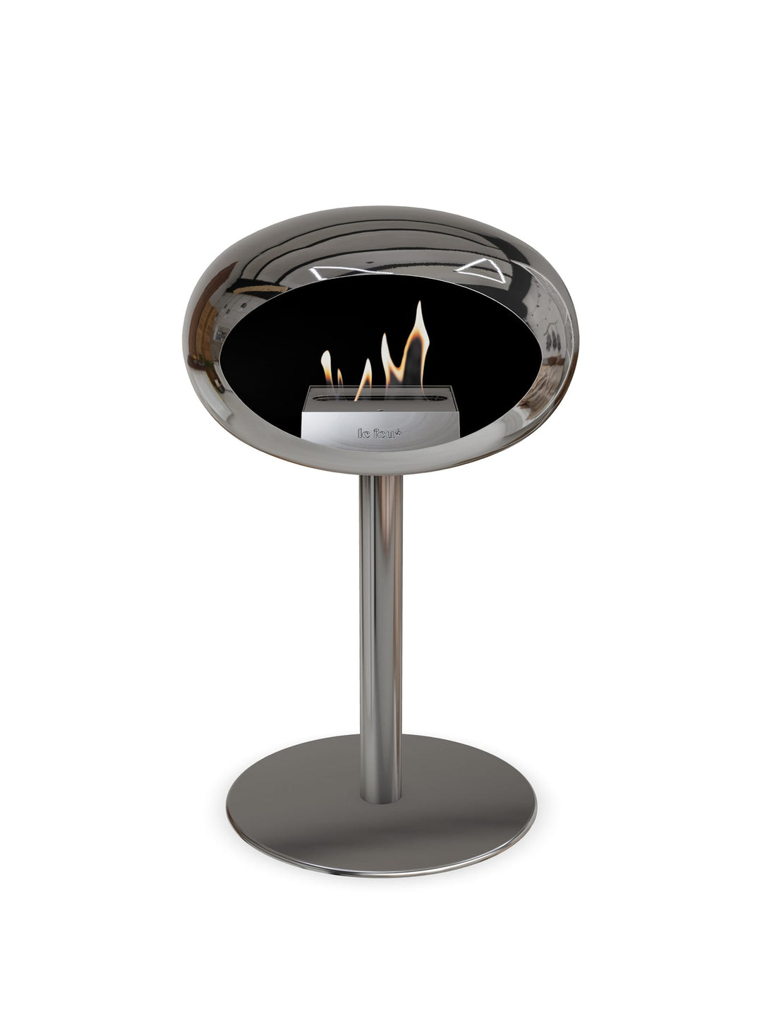 Foyer design Low Dome de Le Feu : argent chromé et feu chaleureux.