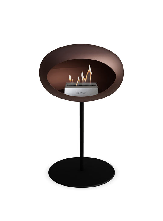 Low Dome en Mocca de Le Feu : cheminée autoportante chic et conviviale.