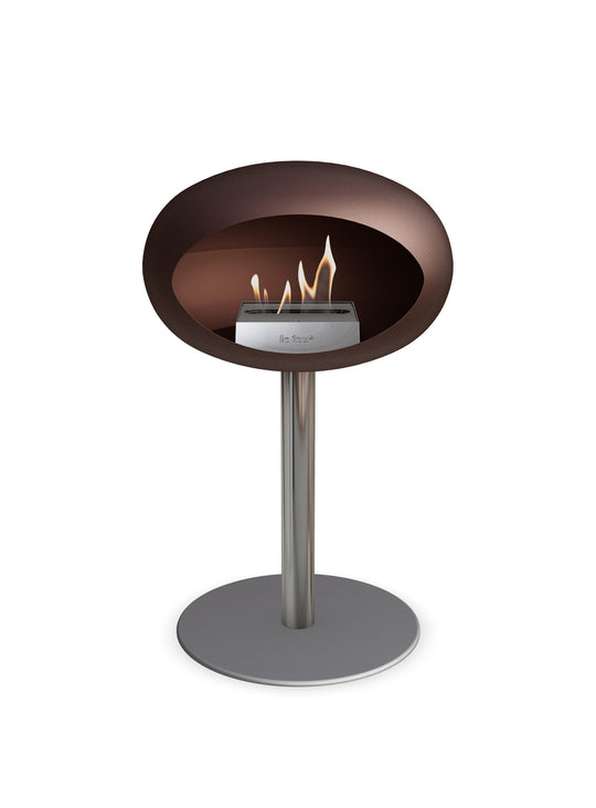 Low Dome en Mocca de Le Feu : cheminée autoportante chic pour chalet.
