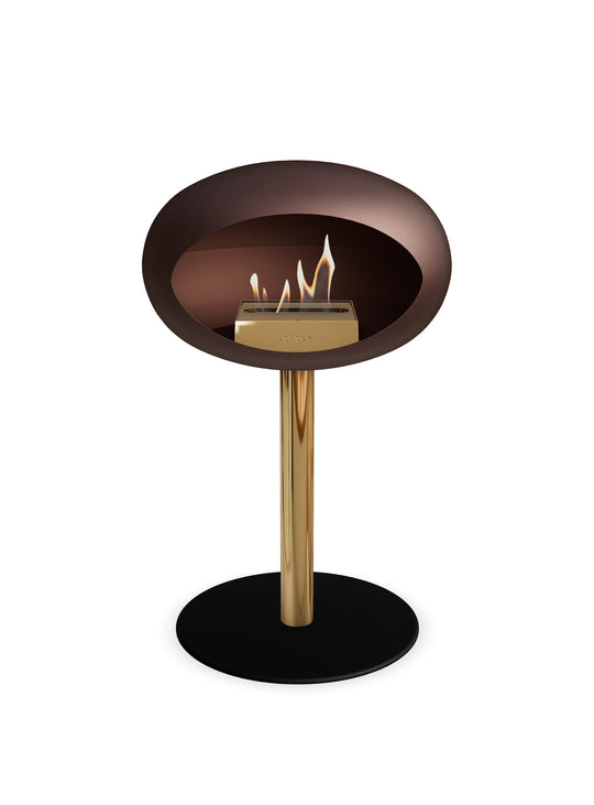 Le Feu Low Dome en Mocca : cheminée autoportante élégante et sobre.