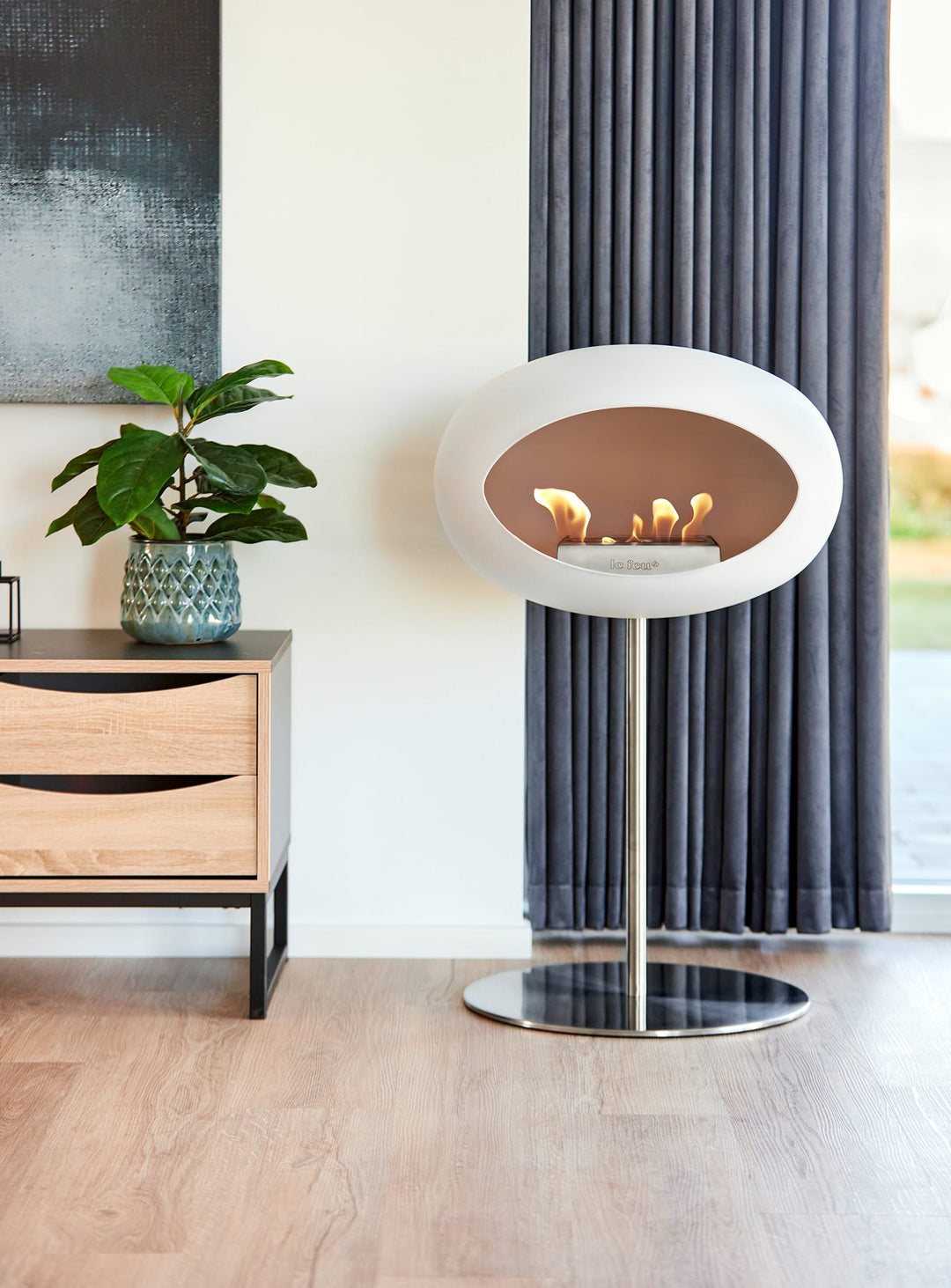 Low Dome en blanc de Le Feu : cheminée autoportante ambiance apaisante.