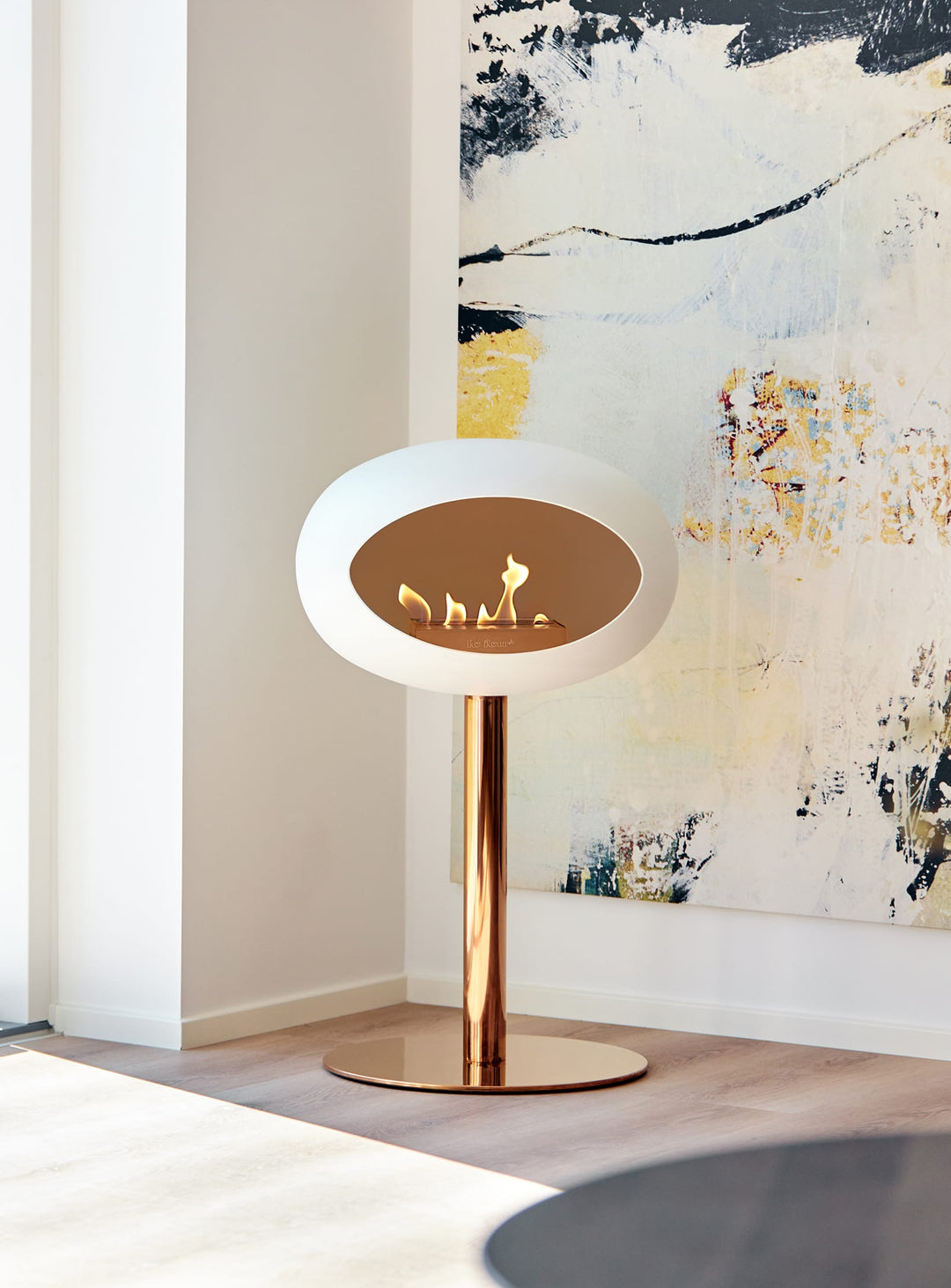 Cheminée autoportante Low Dome en blanc de Le Feu : élégance discrète.