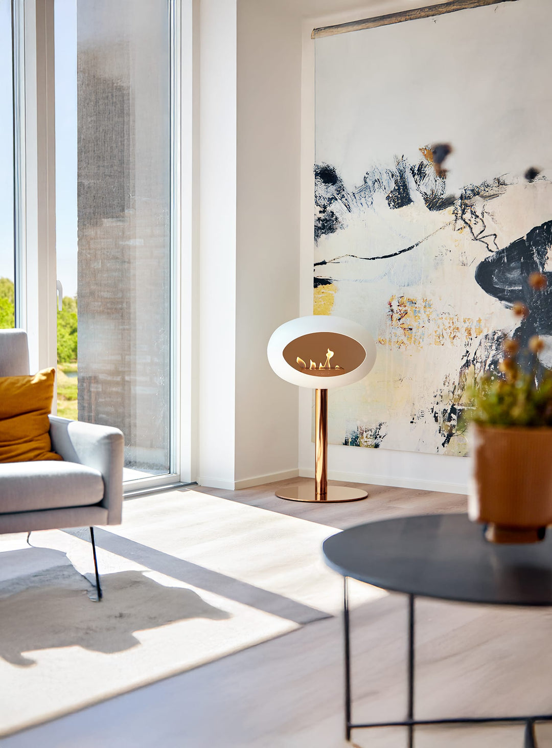 Le Feu Low Dome en blanc : cheminée autoportante parfaite pour soirées cosy.