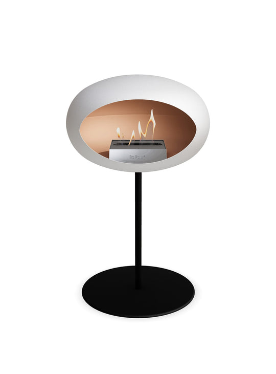 Low Dome en blanc de Le Feu : cheminée autoportante compacte et chic.