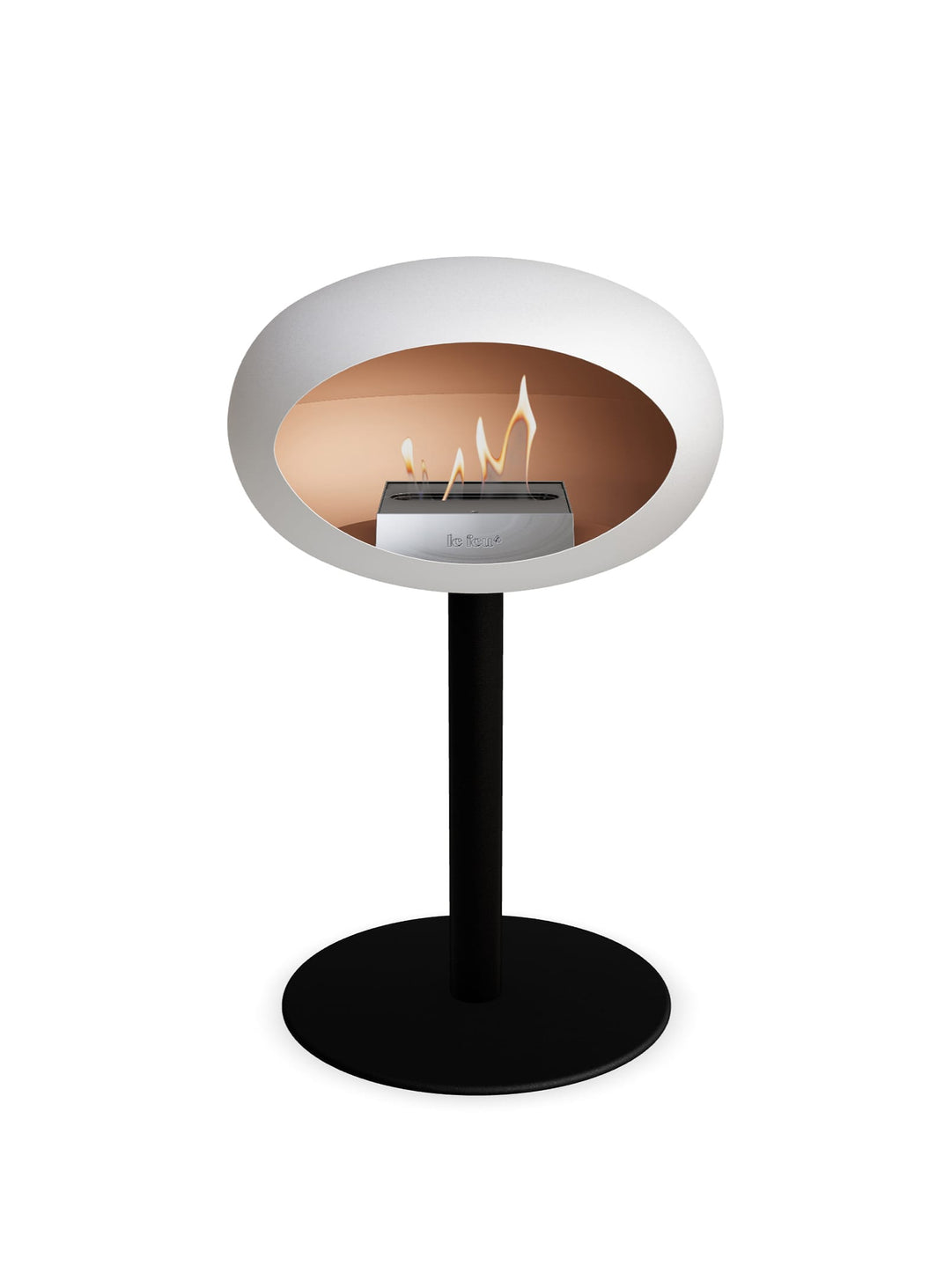 Le Feu Low Dome en blanc : cheminée autoportante moderne et sobre.