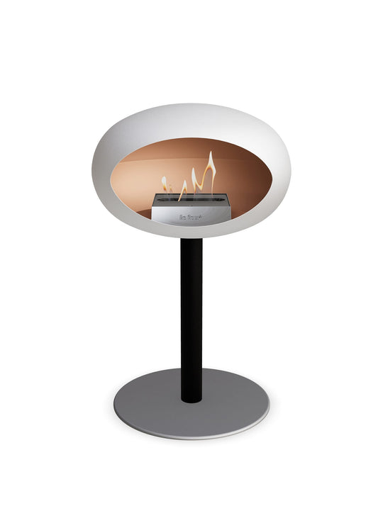 Cheminée autoportante Low Dome en blanc de Le Feu : lumière tamisée.