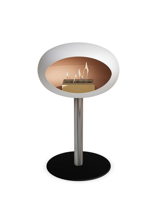 Low Dome en blanc de Le Feu : cheminée autoportante feu pur et écologique.