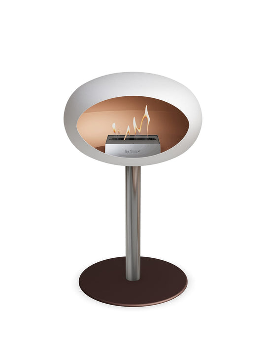 Le Feu Low Dome en blanc : cheminée autoportante écologique et moderne.