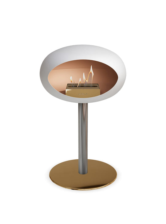 Cheminée autoportante Low Dome en blanc de Le Feu : chic et discrète.